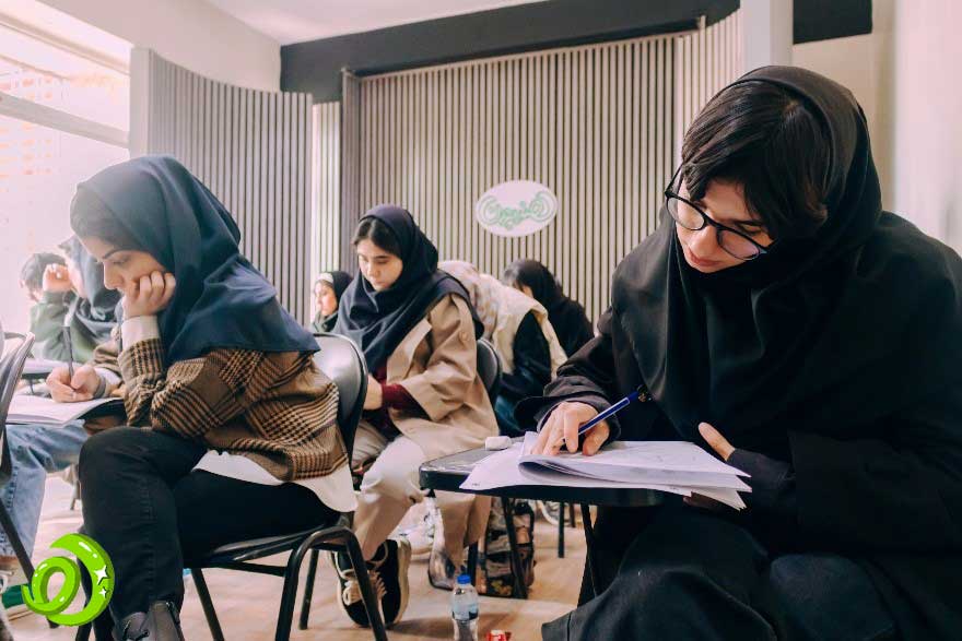 در ماه‌های نزدیک به کنکور هنر، درس خواندن مهم‌تر است یا تست زدن؟